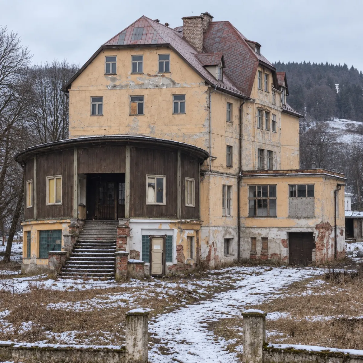 Ten istý hotel dnes: opustená, chátrajúca budova